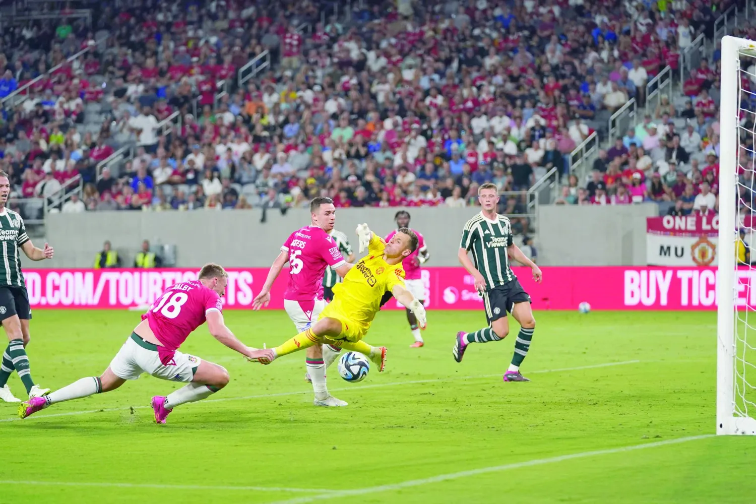 هزيمة يونايتد المفاجئة أمام ريكسهام كشفت عن ثغرات يجب علاجها (أ.ب)