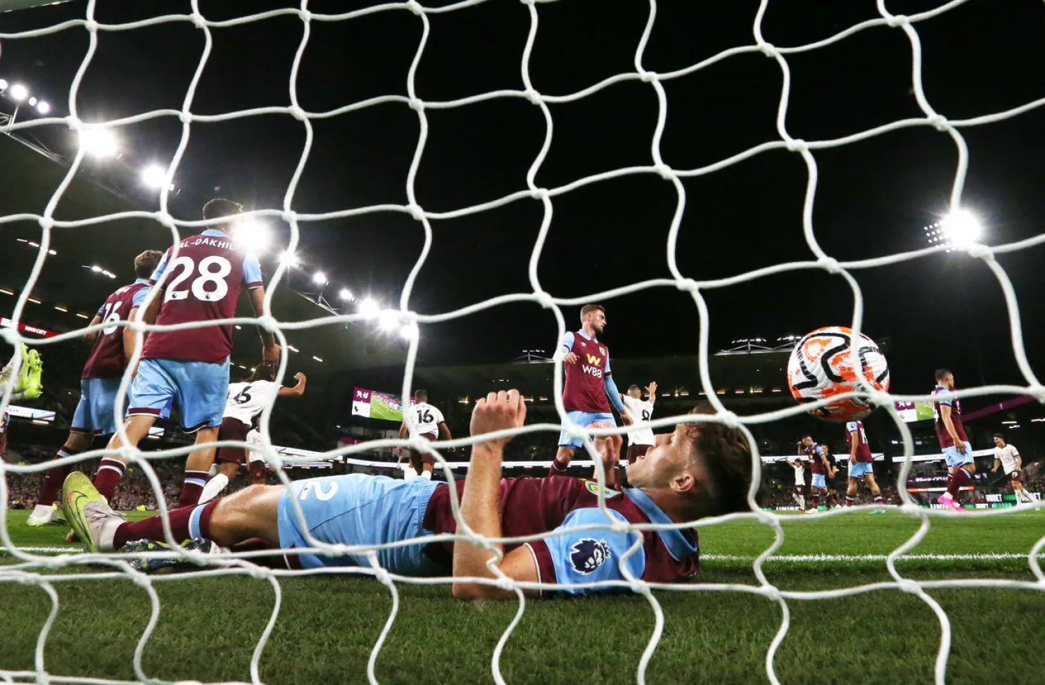 شباك بيرنلي تلقت ثلاثة أهداف في أول مواجهاته بعد العودة إلى الأضواء (رويترز)