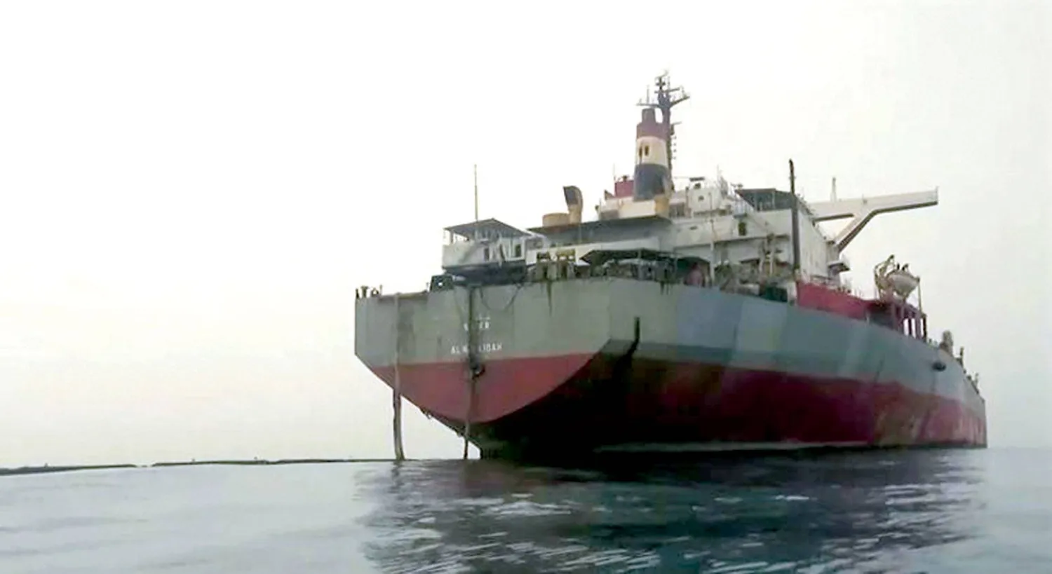 ناقلة صافر المتهالكة الراسية قبالة ميناء رأس عيسى غرب اليمن (الأمم المتحدة)
