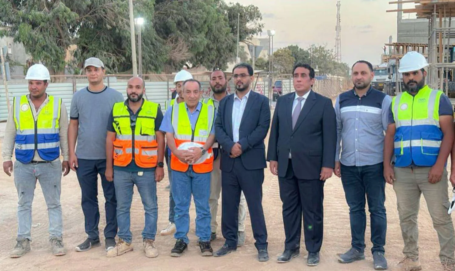 المنفي خلال زيارته إلى بنغازي وبجواره أسامة حماد رئيس حكومة «الاستقرار» (الاستقرار)