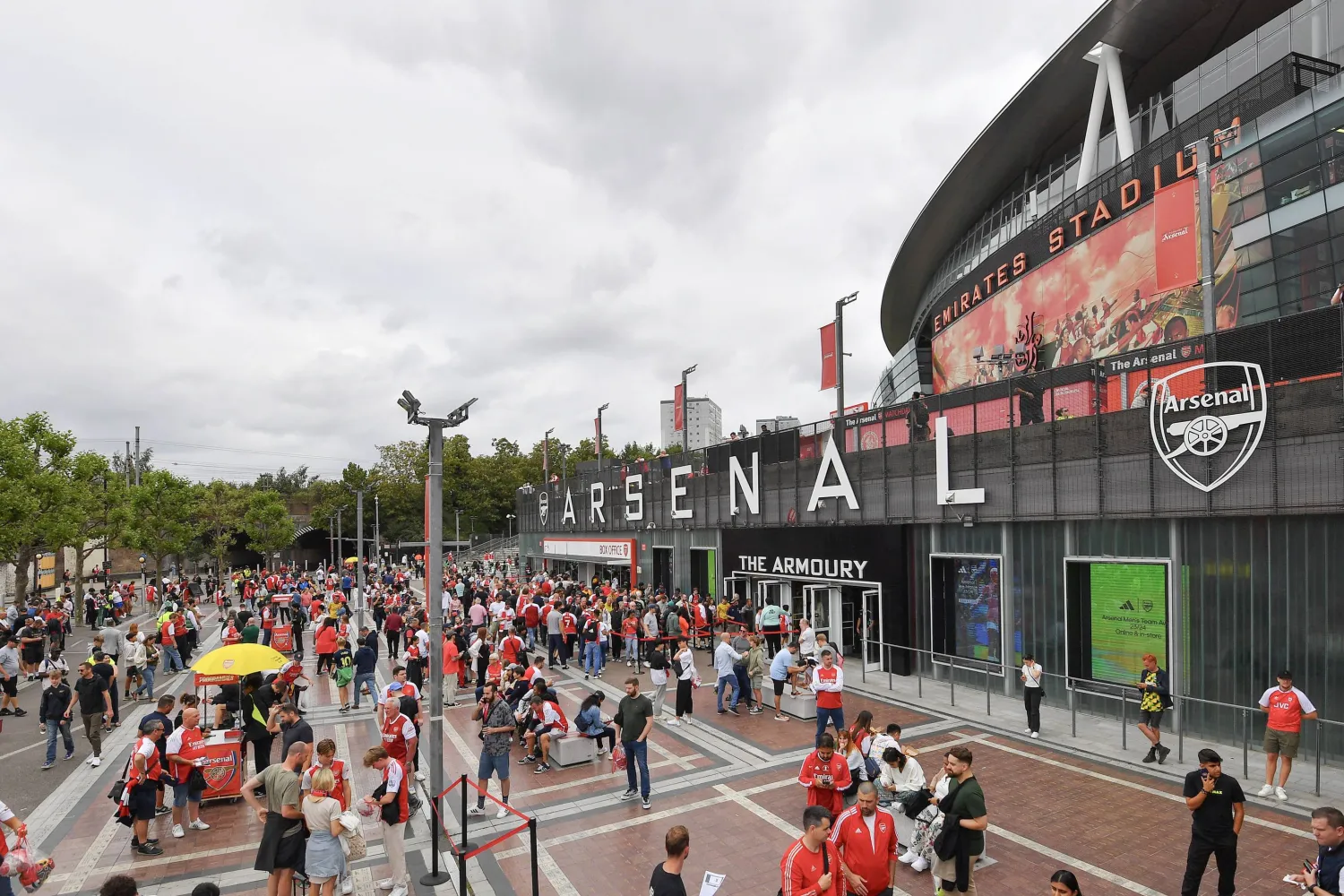 الجماهير خارج «استاد الإمارات» قبل مباراة آرسنال ونوتينغهام فورست في لندن (إ.ب.أ)