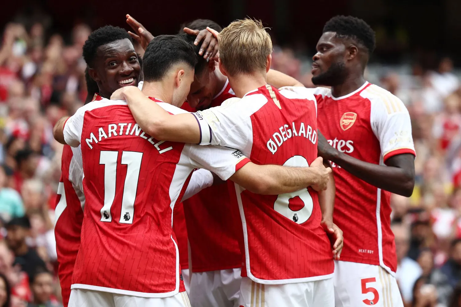 فرحة لاعبي آرسنال بهدف التقدم والفوز بتسديدة بوكايو ساكا (أ.ف.ب)