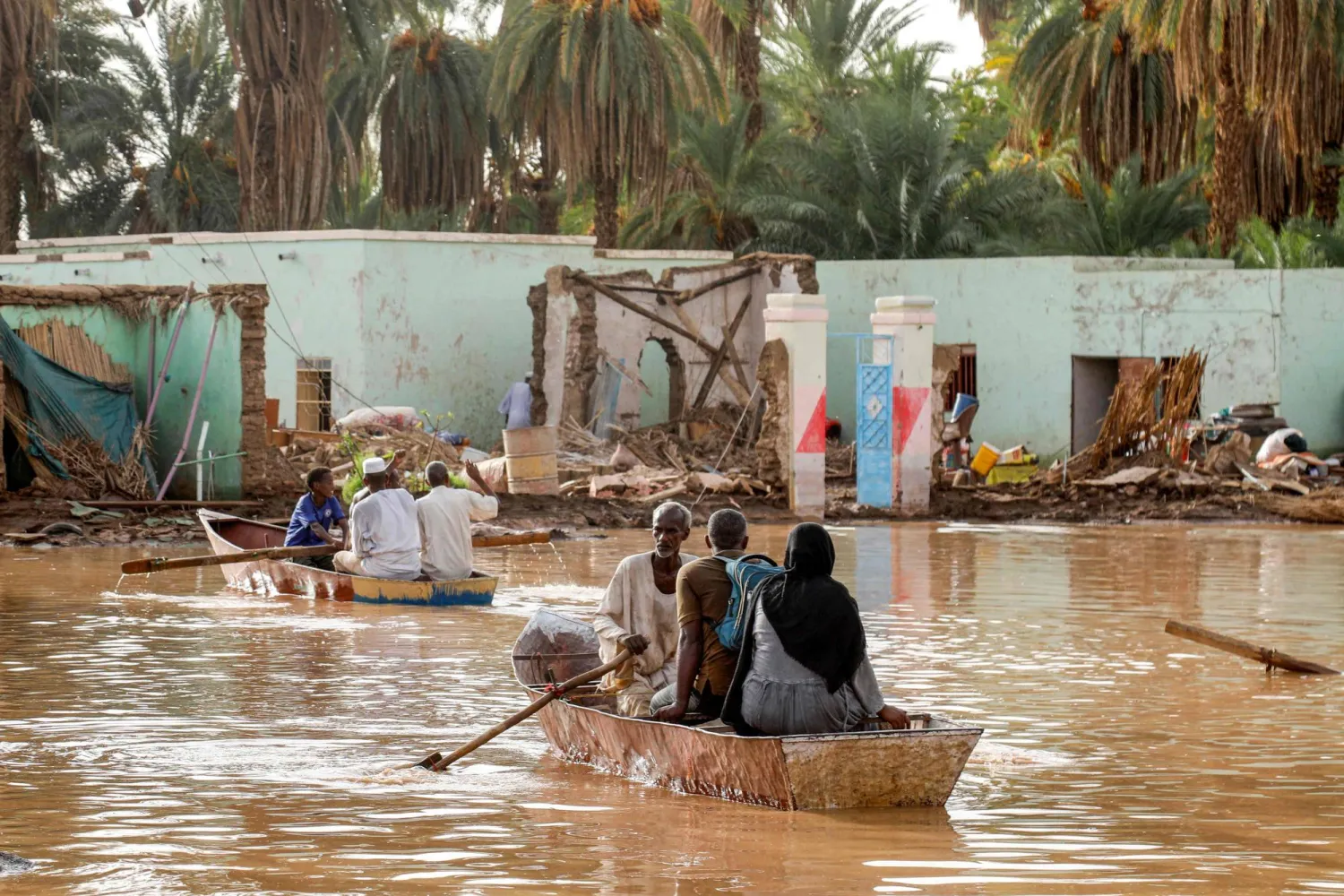 تسببت الحرب في نزوح الآلاف عن مناطقهم والآن أضافت السيول تحدياً إلى مأساتهم (أ.ف.ب)