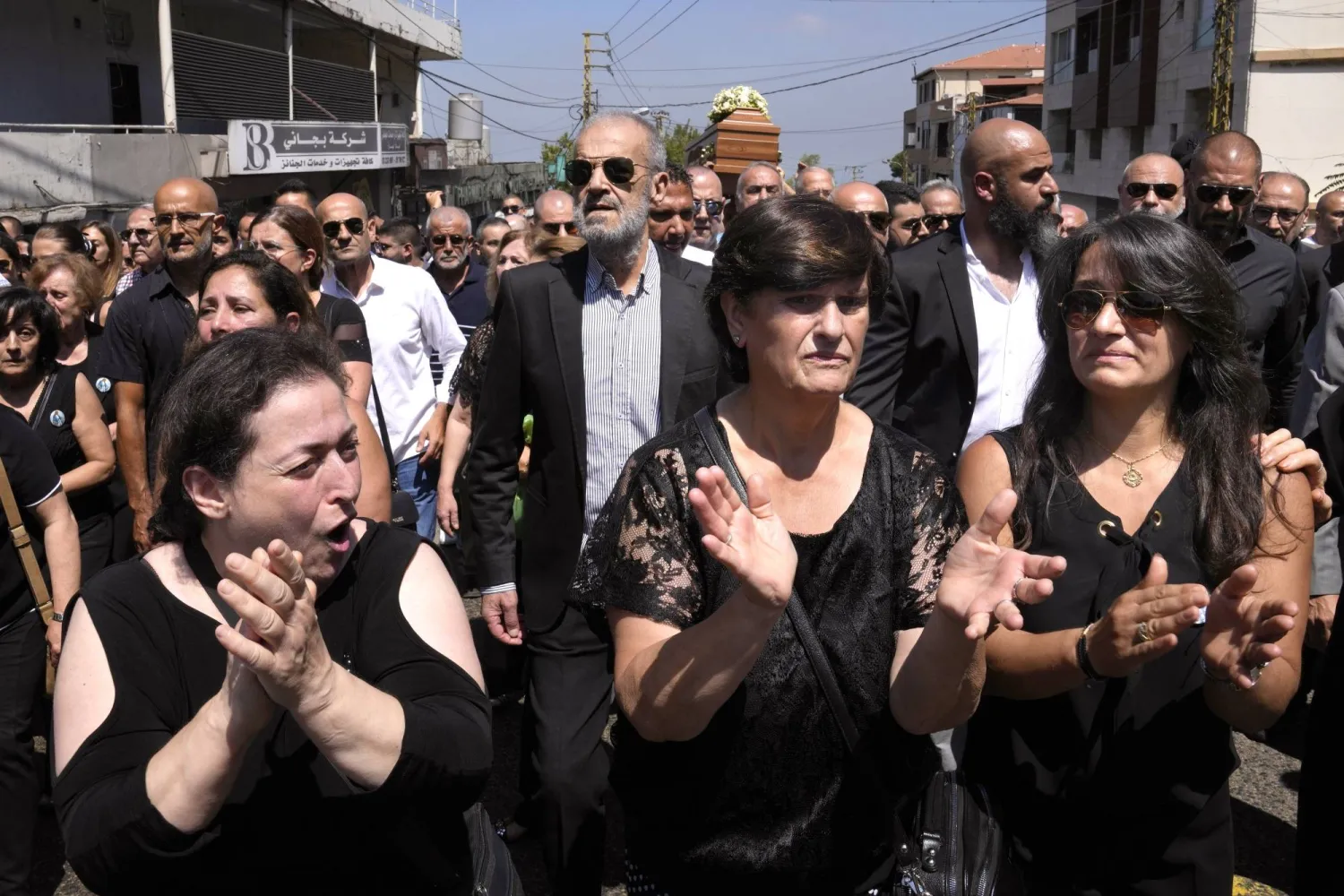 مشاركون في تشييع فادي بجاني الذي قتل في الاشتباك مع مسلحين من «حزب الله» بعد حادث «شاحنة الذخائر» (أ.ب)