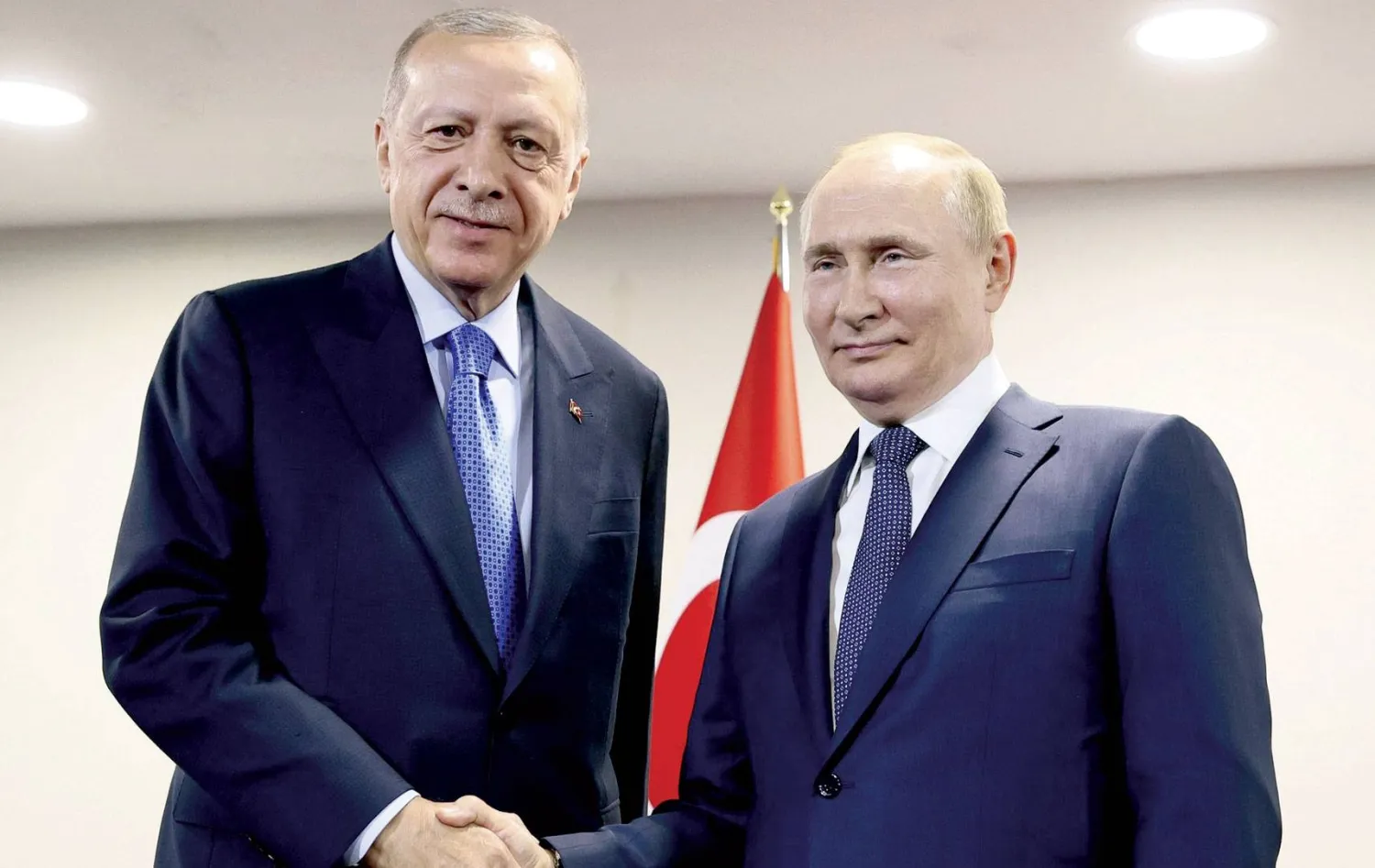 الرئيسان الروسي فلاديمير بوتين والتركي رجب طيب إردوغان يتصافحان على هامش قمة روسبة - تركية - إيرانية في 19 يوليو 2022 (د.ب.أ)