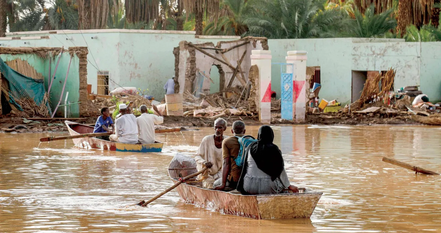  تسببت الحرب في نزوح الآلاف من مناطقهم والآن أضافت السيول تحدياً إلى معاناتهم (أ.ف.ب)