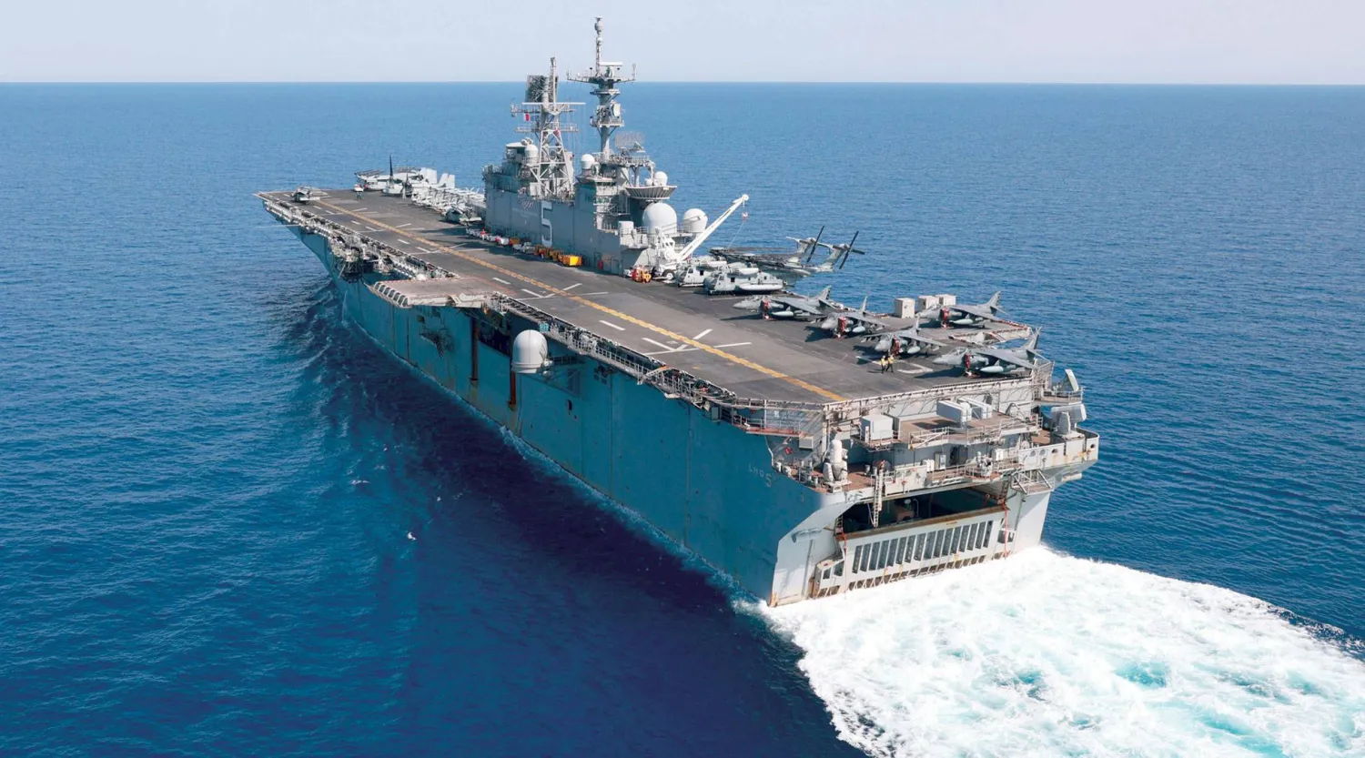  السفينة الهجومية البرمائية «يو إس إس باتان» في البحر الأحمر الثلاثاء الماضي (أ.ب)