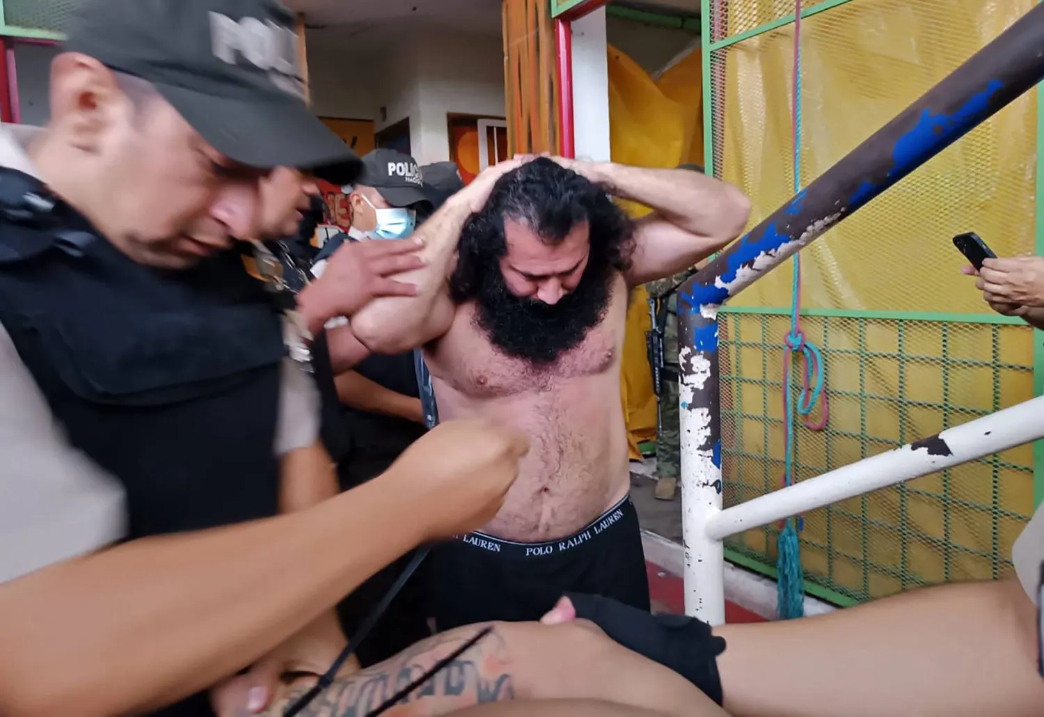 خوسيه أدولفو ماسياس زعيم عصابة «لوس تشونيروس» خلال عملية نقله (أ.ف.ب)