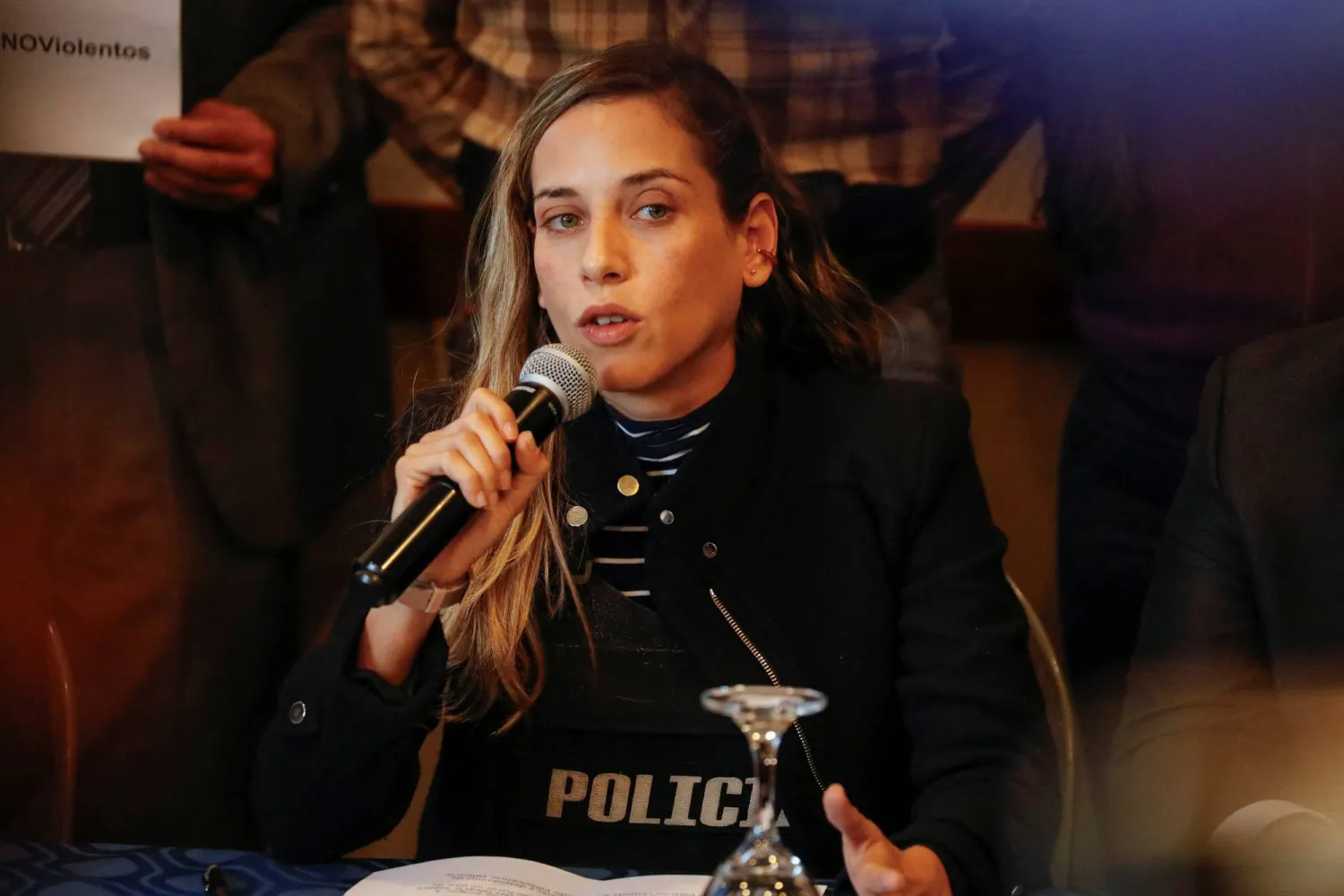 أندريا غونزاليس تحضر مؤتمراً صحفياً وهي ترتدي سترة مضادة للرصاص في كيتو (رويترز)