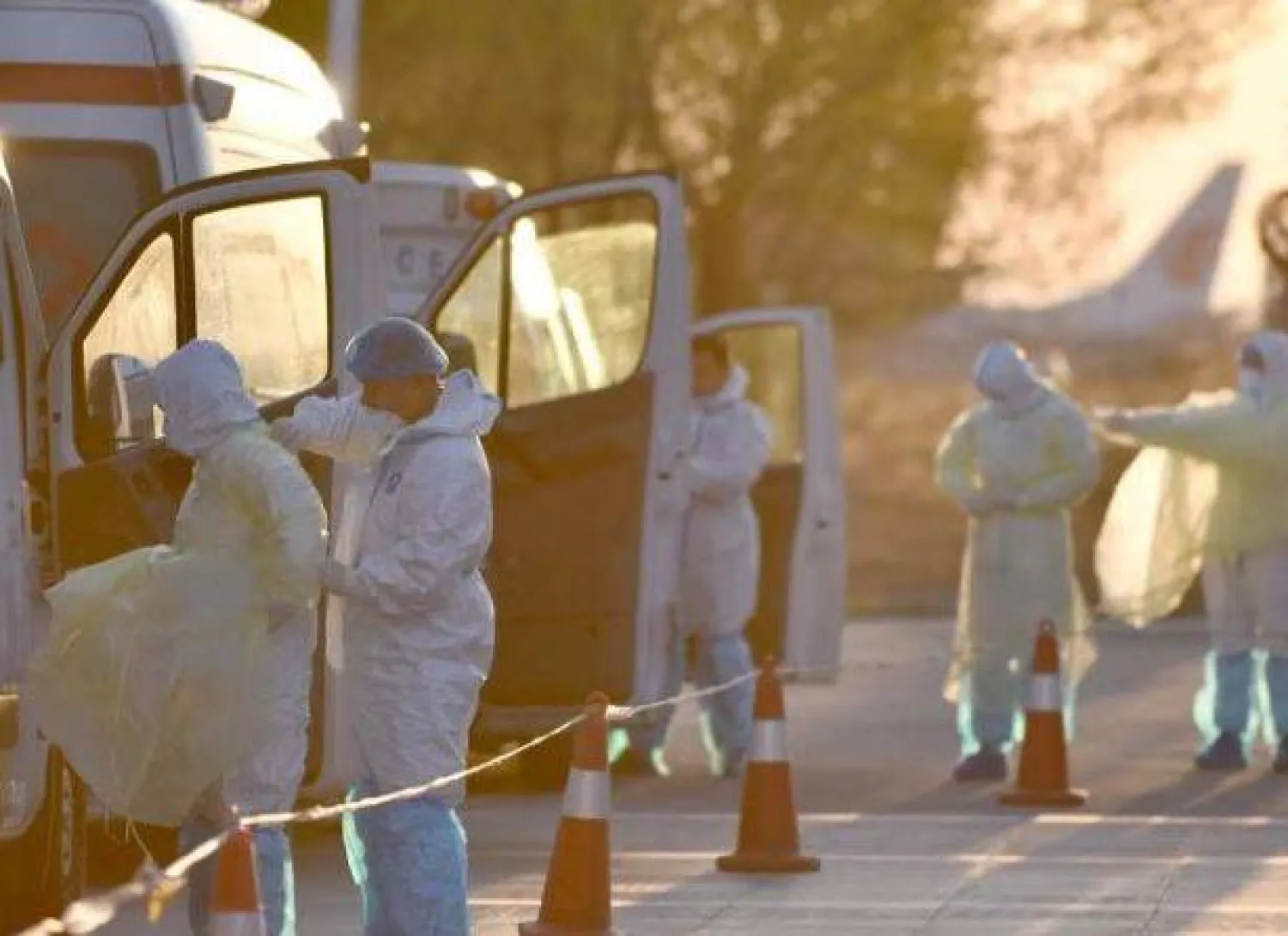 أطباء يرتدون زياً وقائياً بالقرب من مطار هوهوت بيتا في منغوليا الداخلية شمال الصين (أرشيفية - رويترز)