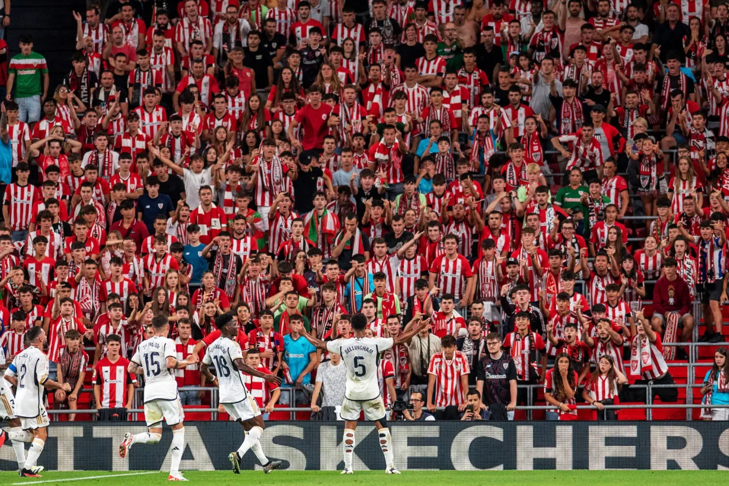 النجم الإنجليزي ولاعبو الريال يحتفلون مع الجماهير (إ.ب.أ)