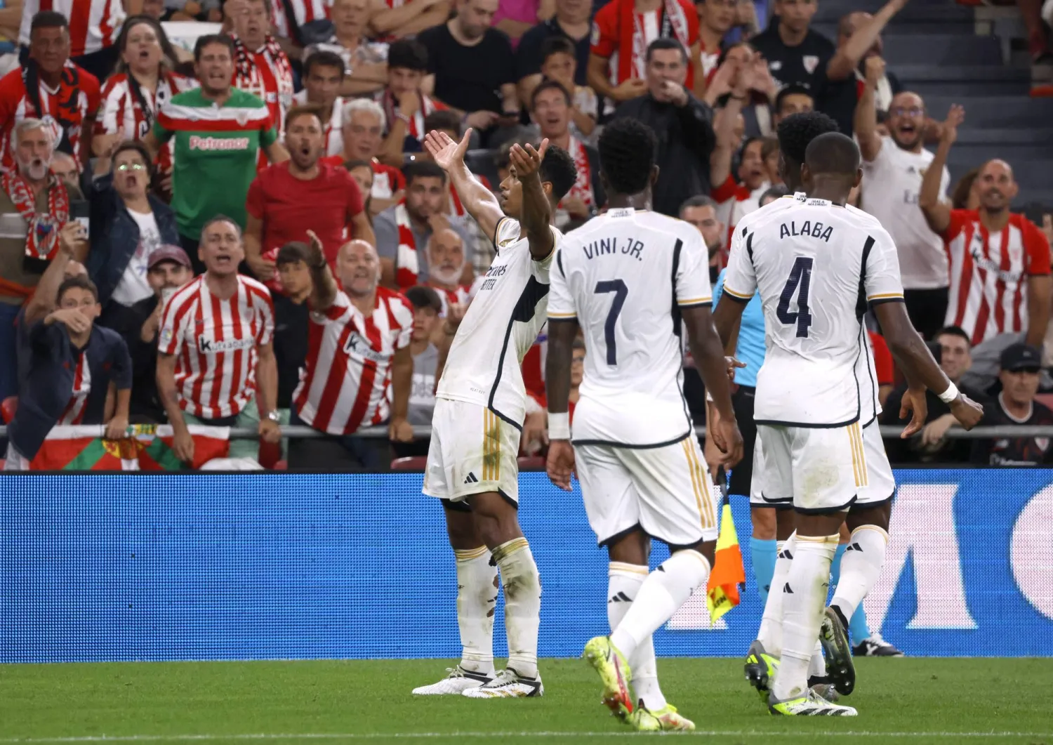 بيلينغهام يحتفل مع اللاعبين والجماهير بالفوز المدريدي (رويترز)