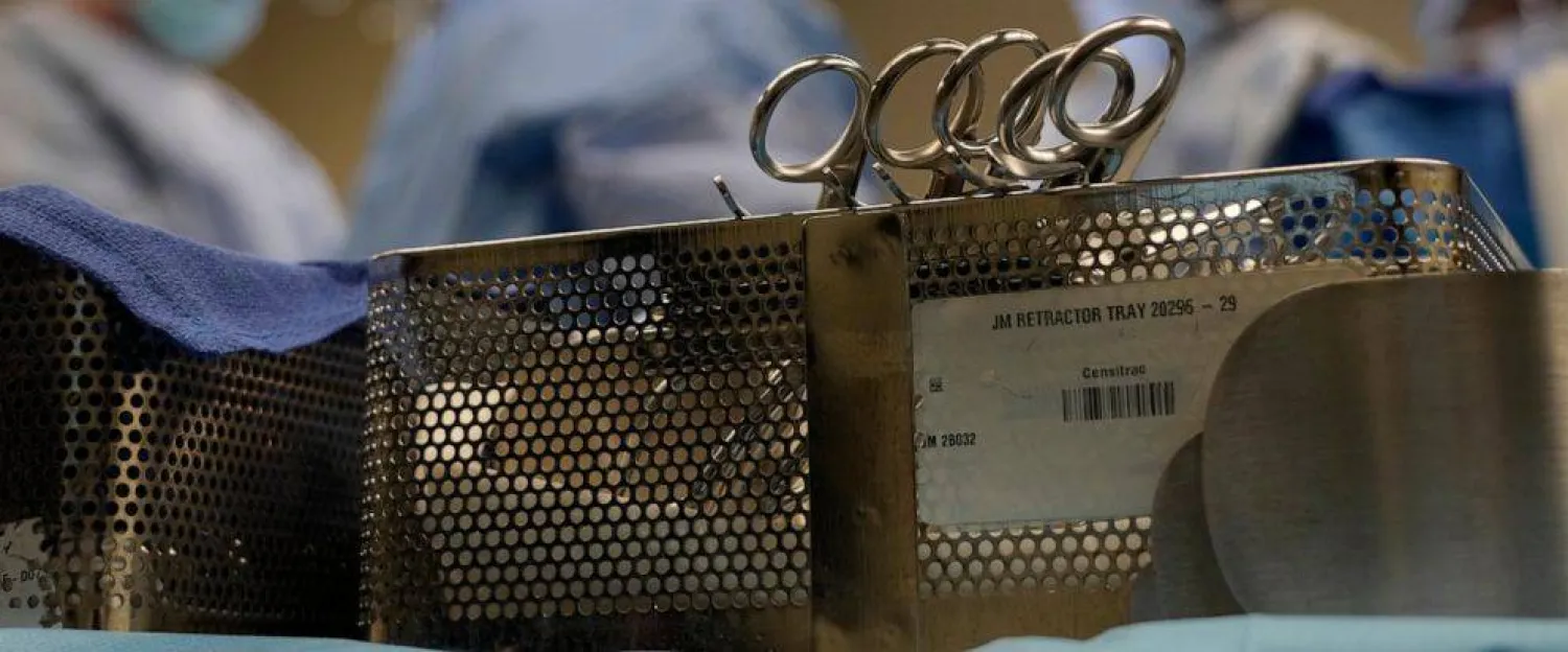 أدوات موضوعة على طاولة في غرفة العمليات في 15 يونيو 2023 في الولايات المتحدة (أ.ب)