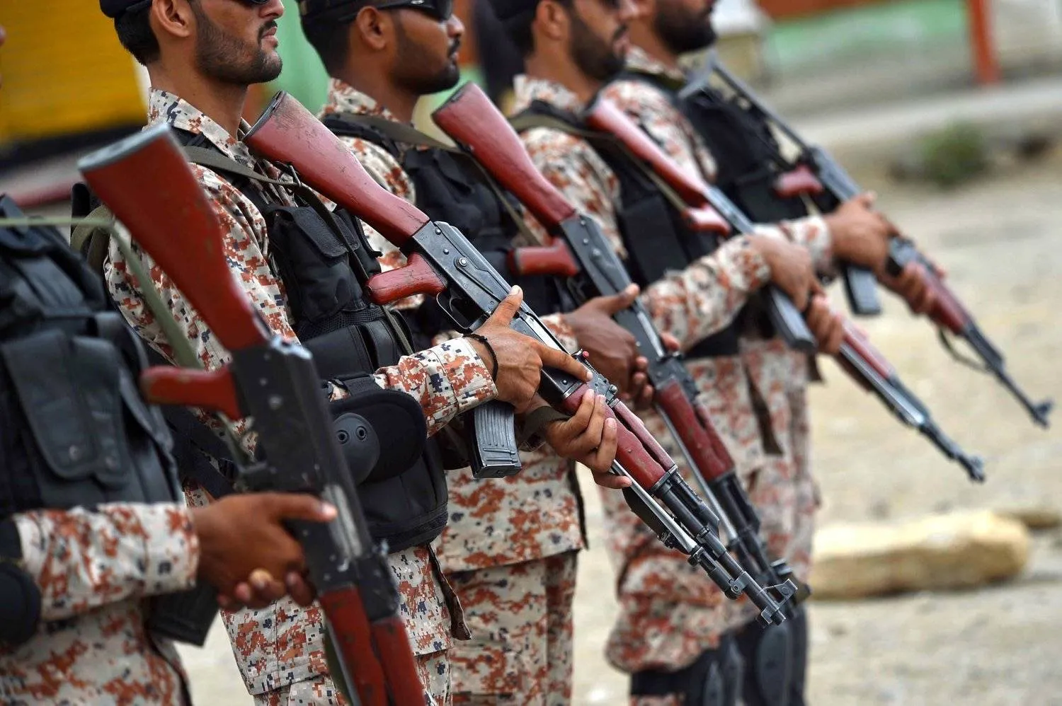 رجال أمن باكستانيون على طريق موكب المحرم خلال يوم عاشوراء في كراتشي باكستان 28 يوليو 2023 (إ.ب.أ)