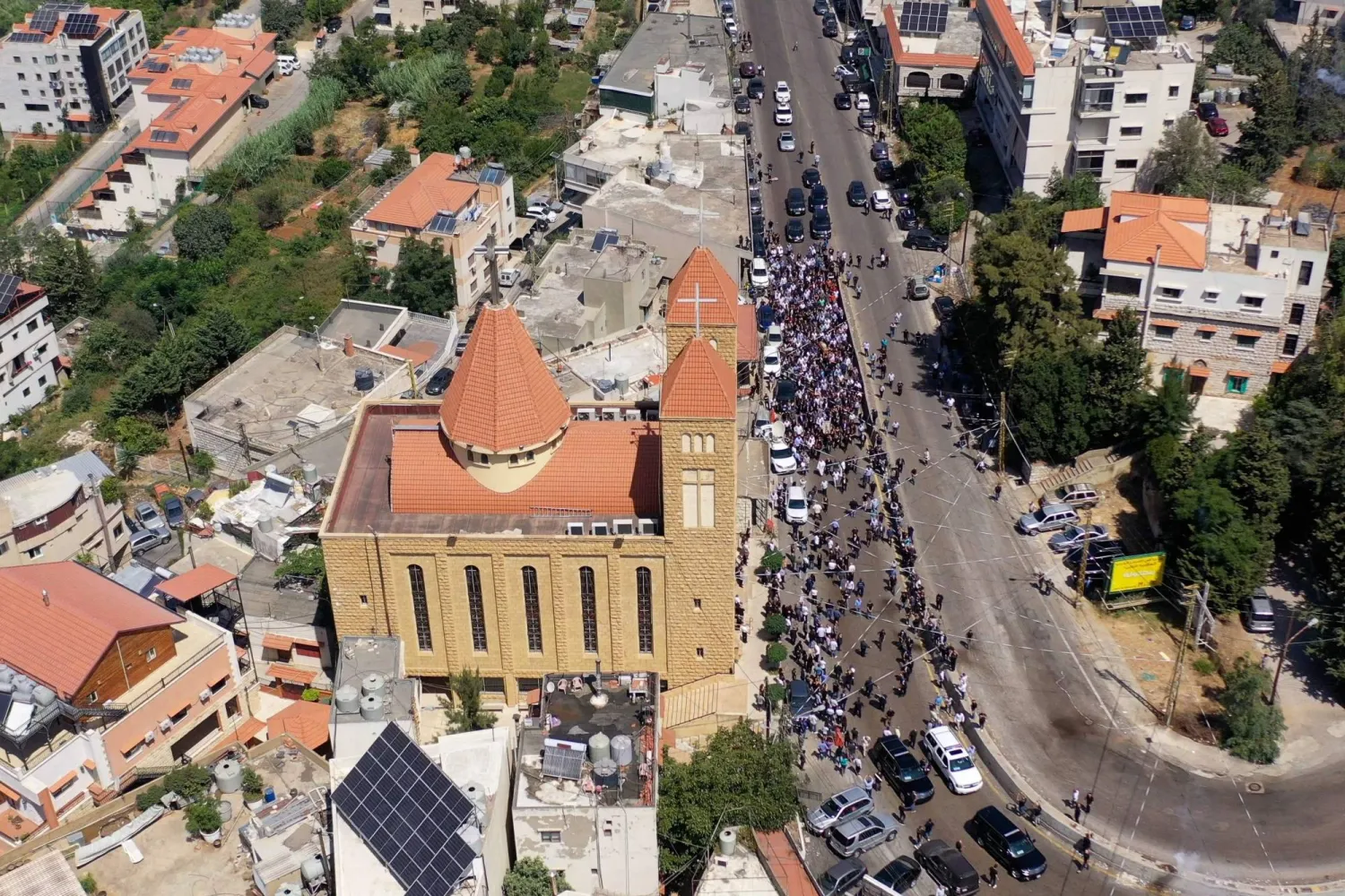 صورة جوية لتشييع الضحية فادي بجاني في منطقة الكحالة السبت الماضي (أ.ف.ب)