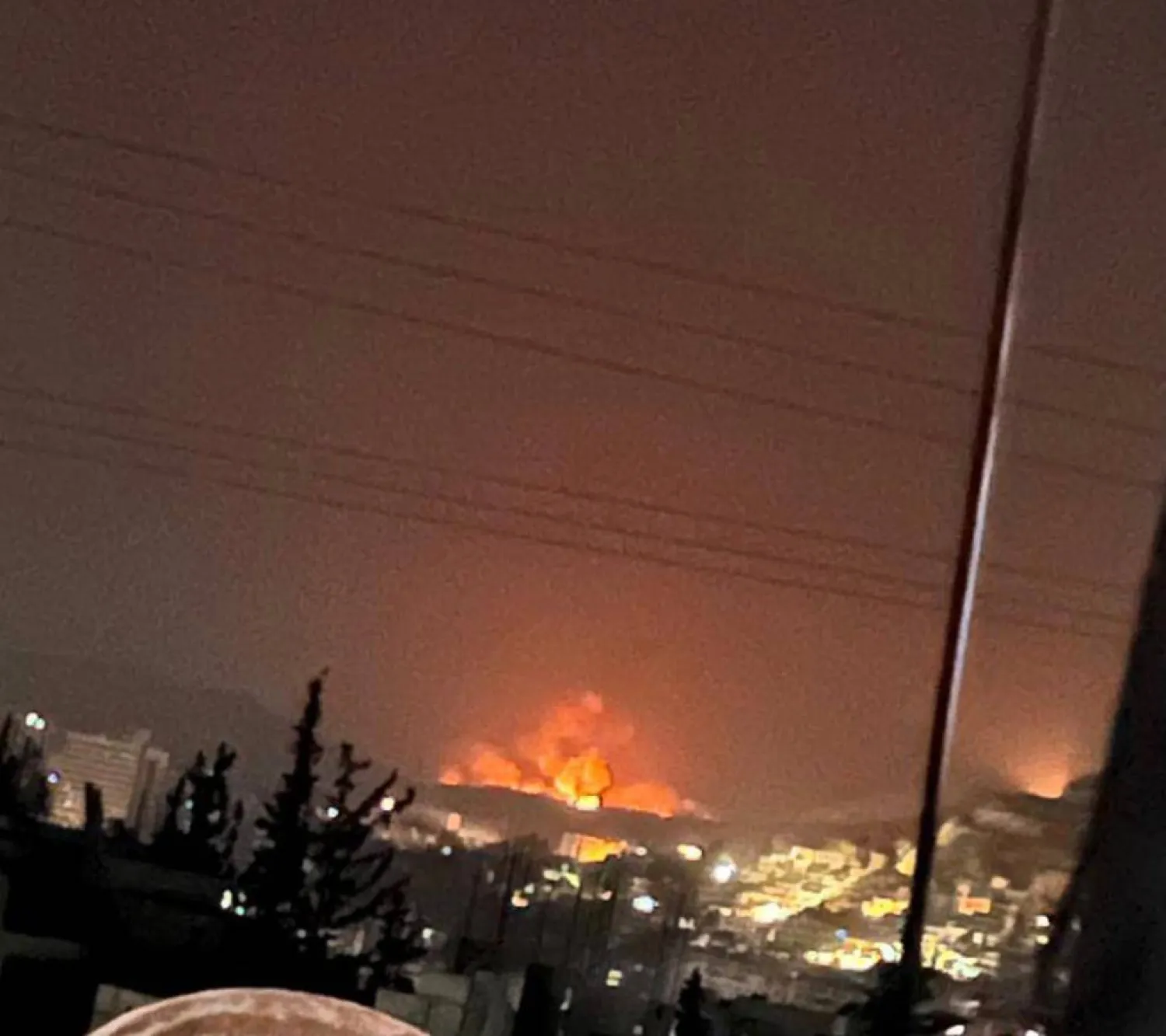 نيران متصاعدة من مخازن أسلحة تم تداولها على مواقع التواصل