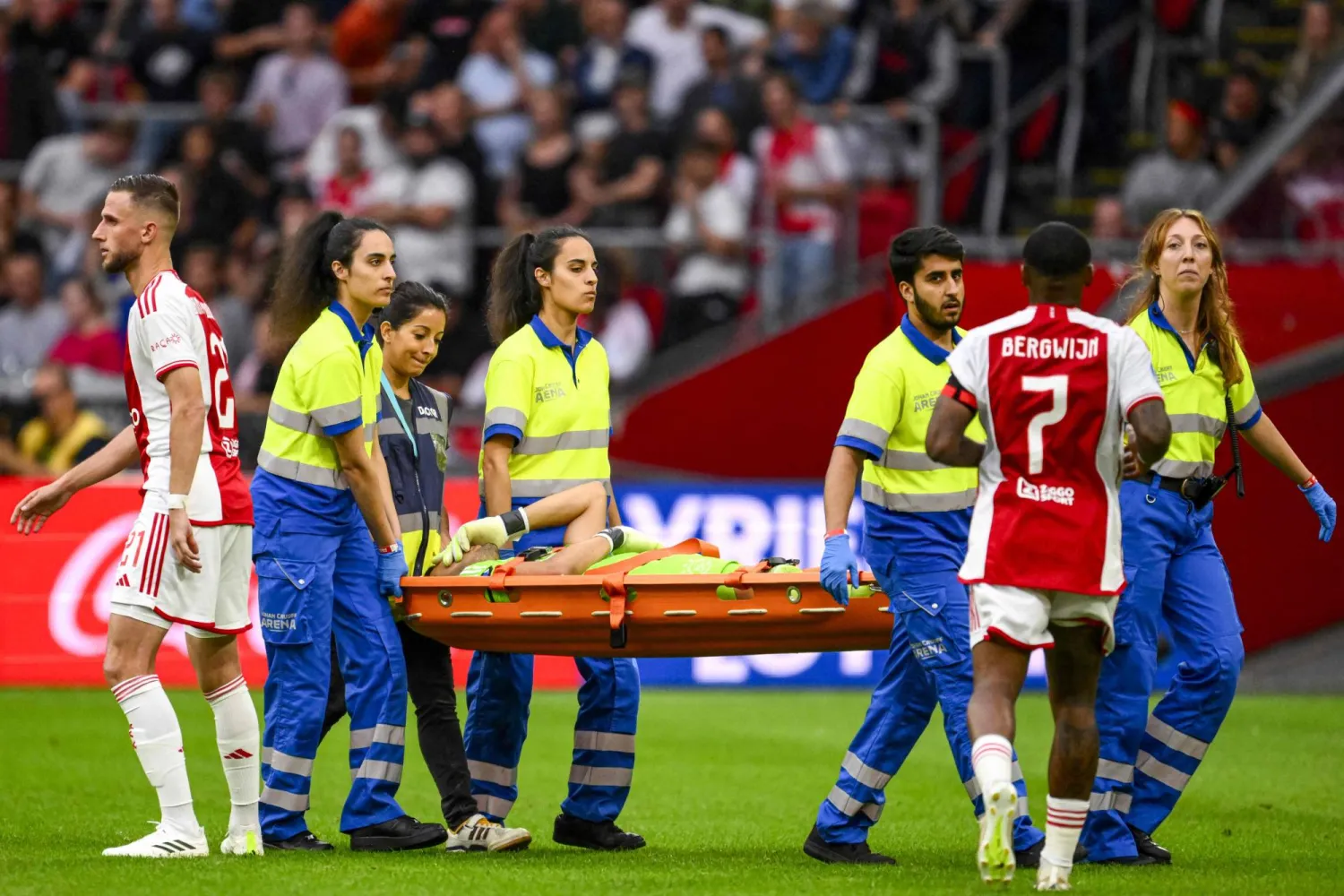 حارس مرمى أياكس تعرض للإصابة في بداية مسيرة الموسم (أ.ف.ب)