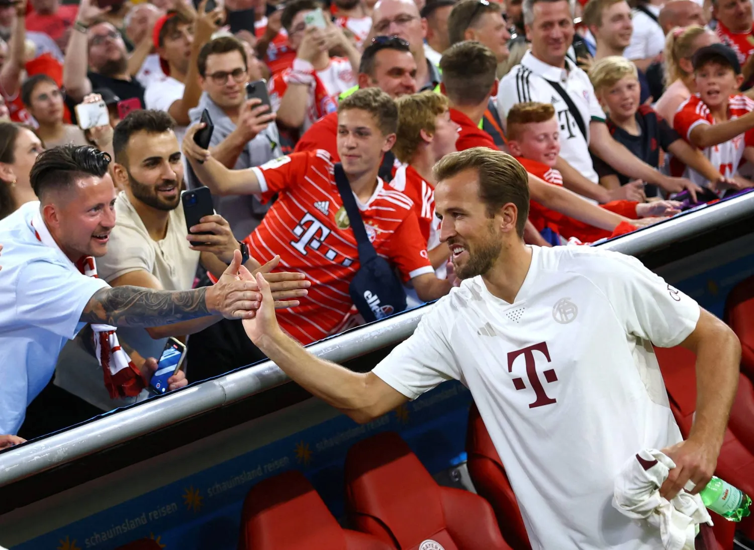 جماهير بايرن ميونيخ استقبلت كين بحفاوة بالغة في أول ظهور له مع الفريق (رويترز)