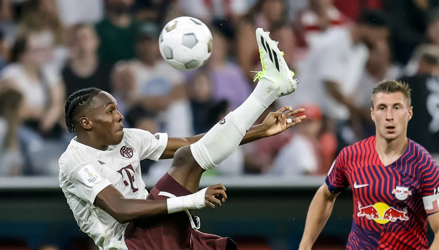 تيل خلال مشاركته في مباراة السوبر الألماني أمام لايبزيغ (إ.ب.أ)