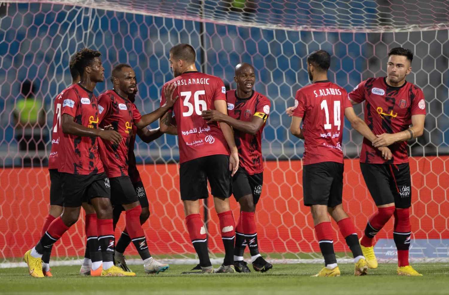 لاعبو الرياض يحتفلون بهدف الفوز على الوحدة (تصوير: سعد العنزي)