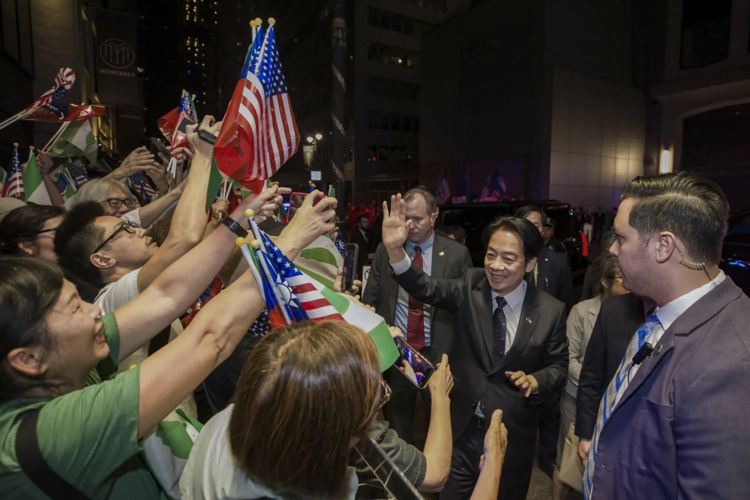 ويليام لاي يحيّي أشخاصاً تجمعوا لاستقباله لدى وصوله إلى نيويورك أمس الأحد (أ.ب)