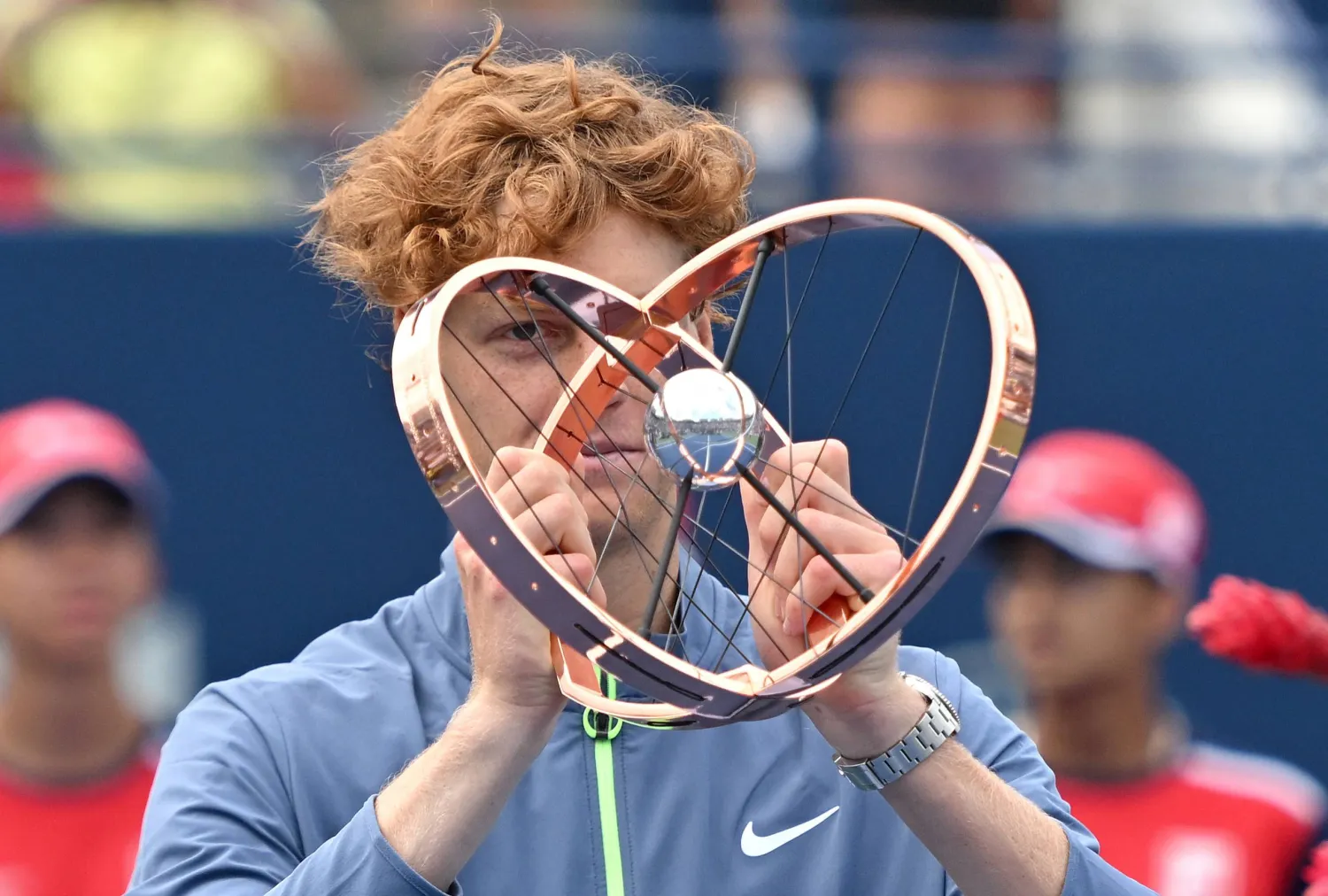 سينر متوجاً باللقب (رويترز)