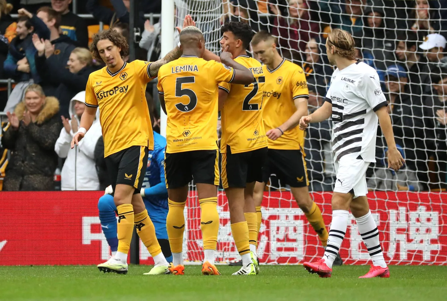 فرحة لاعبي رين بالخماسية (رويترز)