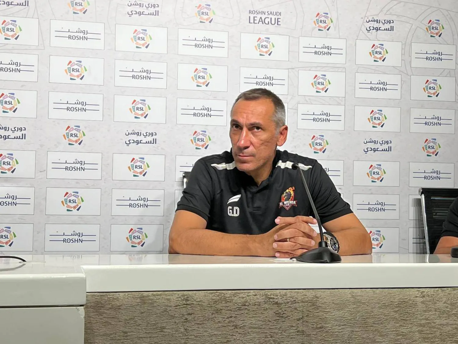 دونيس خلال المؤتمر الصحافي لمباراة «الرياض» و«الوحدة» (الشرق الأوسط)