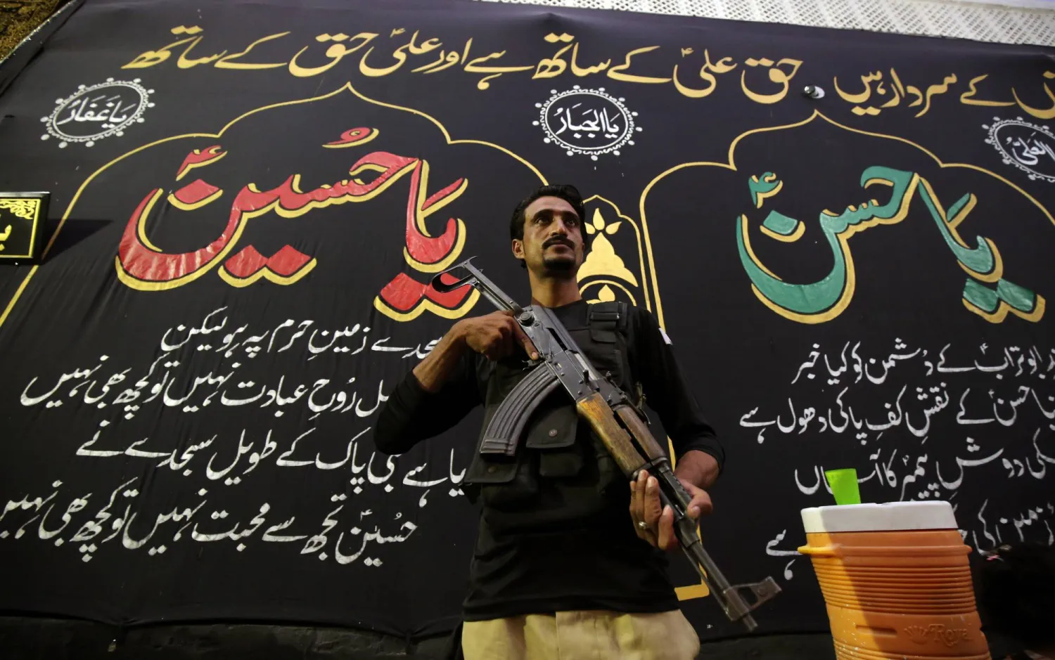 عسكري من باكستان يقف لحراسة أحد المساجد خلال احتفالات عاشوراء في بيشاور (إ.ب.أ)