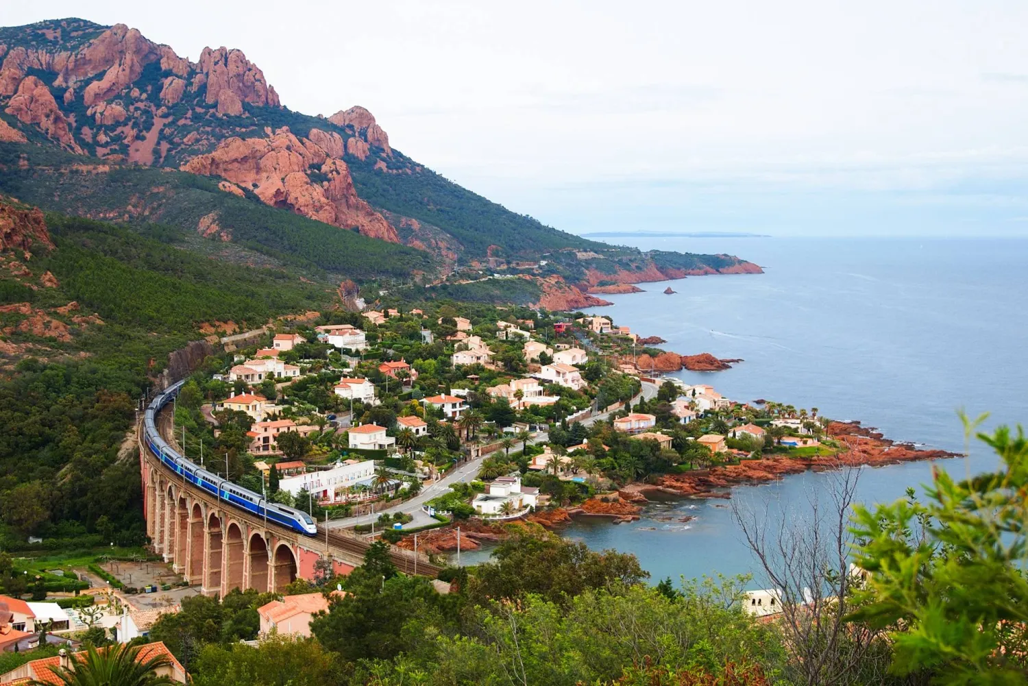 قطار يقطع ممر برينر عبر جبال الألب ويُشكل الحدود بين إيطاليا والنمسا (شاترستوك)