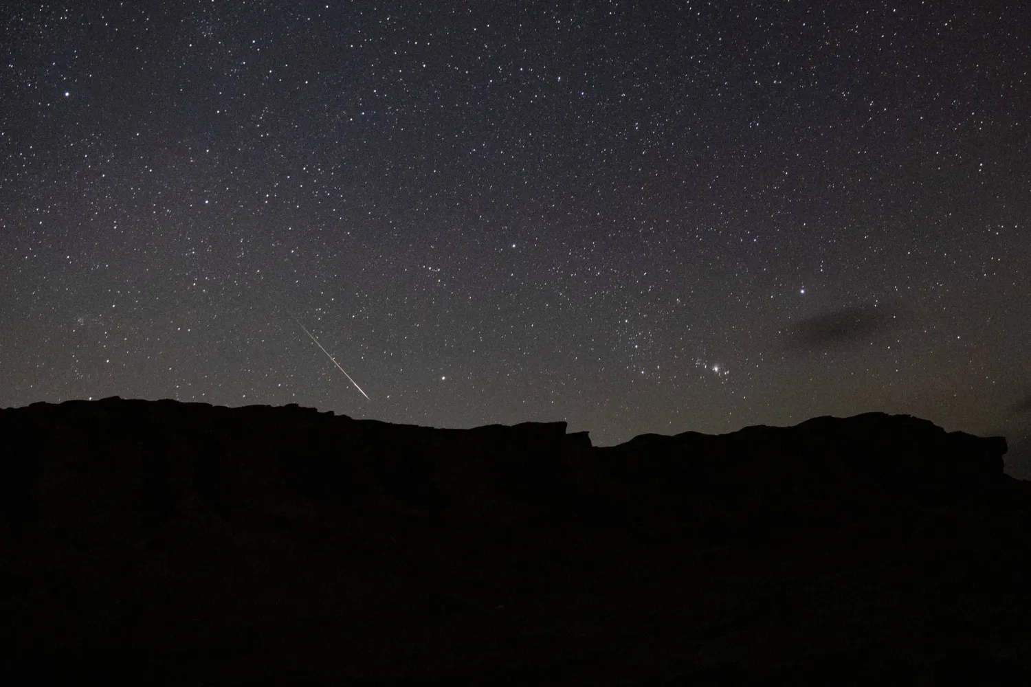 زخات الشهب في سماء محمية وادي الحيتان في محافظة الفيوم (د.ب.أ)