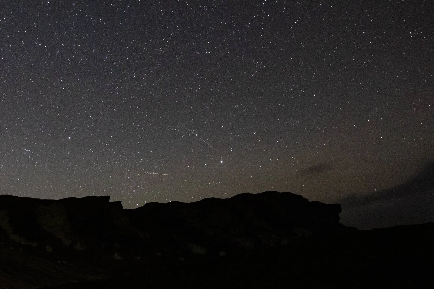 زخات الشهب في سماء محمية وادي الحيتان في محافظة الفيوم (د.ب.أ)