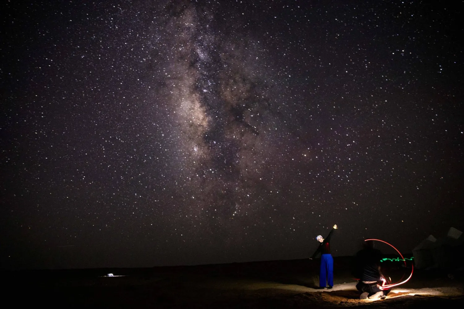 المهتمون برصد الظواهر الفلكية يراقبون سماء الفيوم (د.ب.أ)