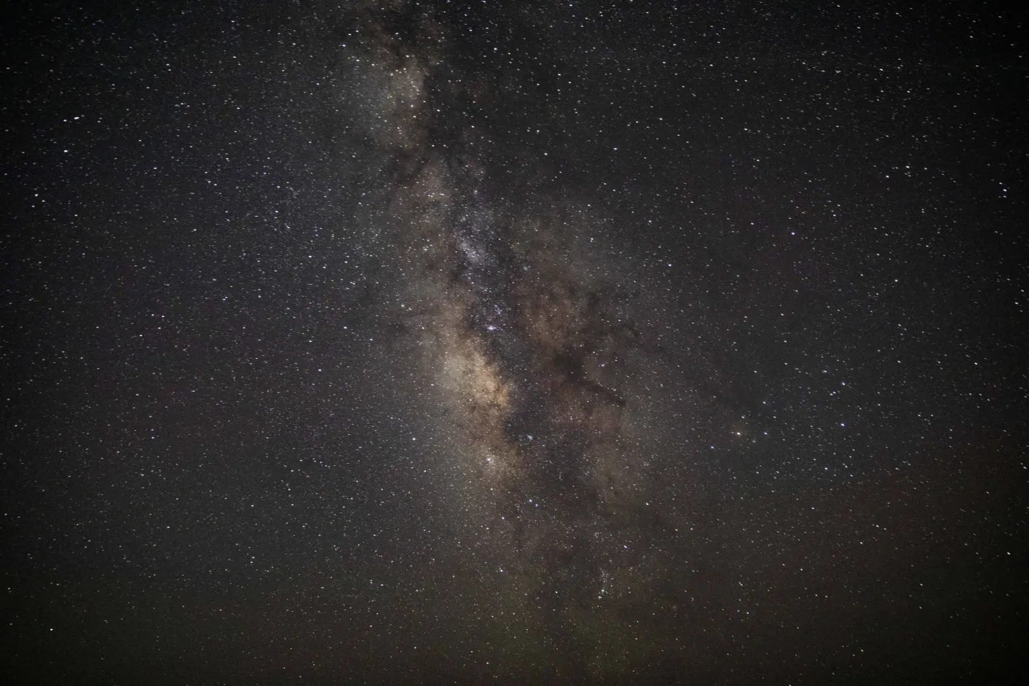 مجرة درب التبانة واضحة تماماً في سماء الفيوم (د.ب.أ)