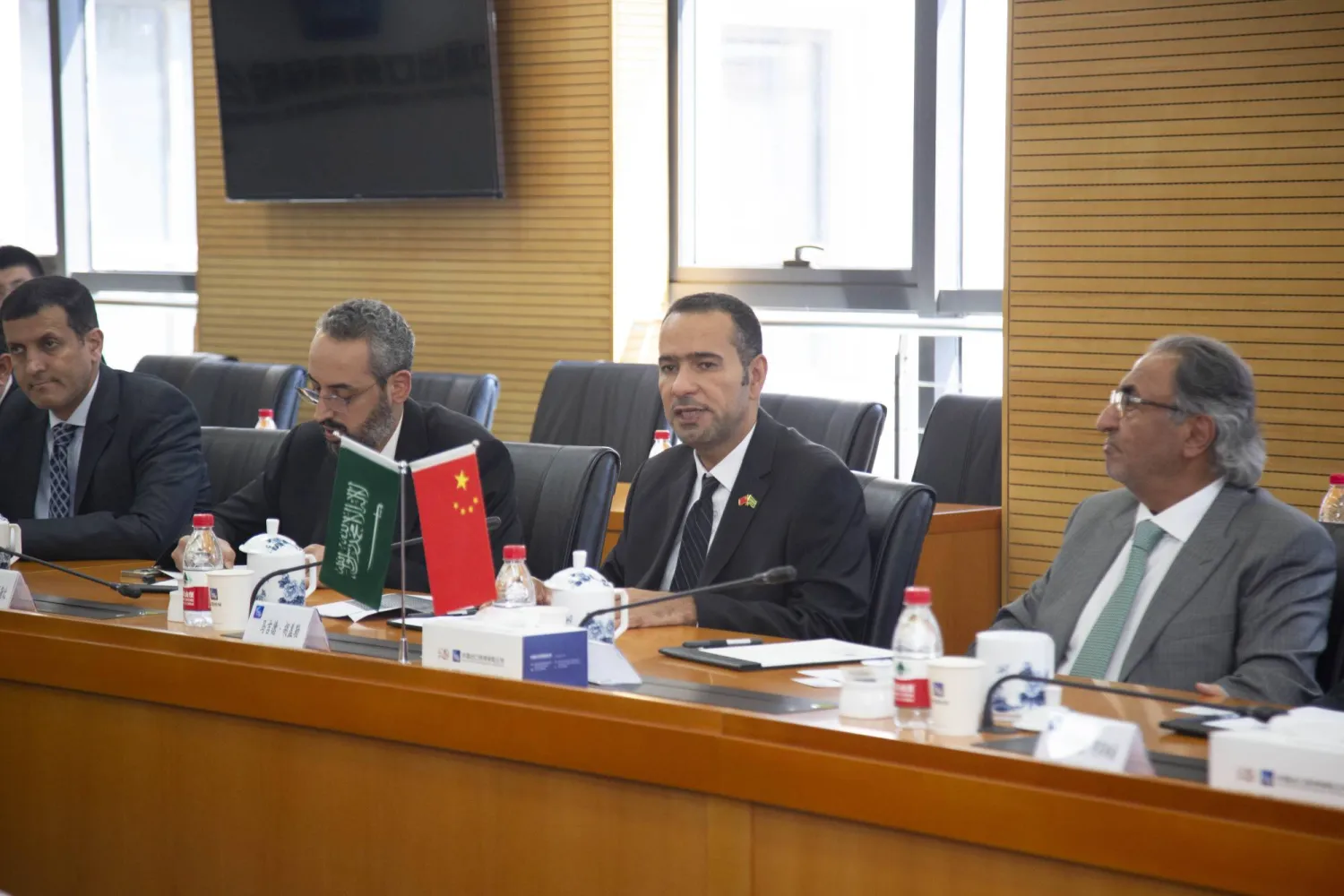 وزير الشؤون البلدية والقروية والإسكان متحدثاً للشركات الصينية في بكين (الشرق الأوسط)