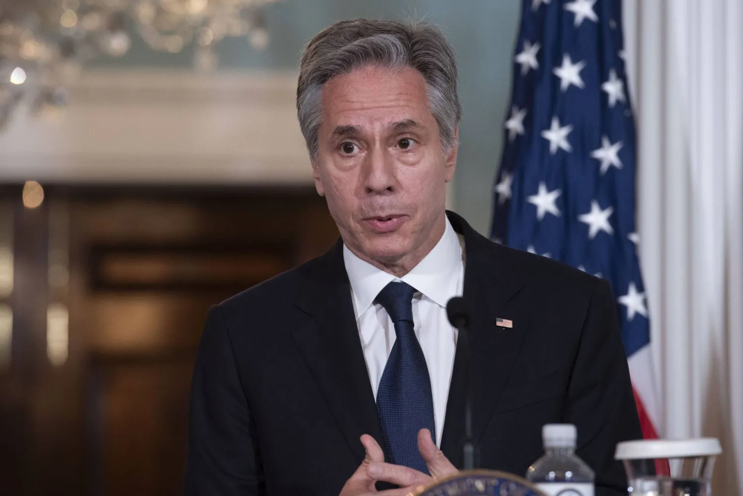 وزير الخارجية الأميركي أنتوني بلينكن يتحدث إلى الصحافيين في وزارة الخارجية بواشنطن (أ.ب)