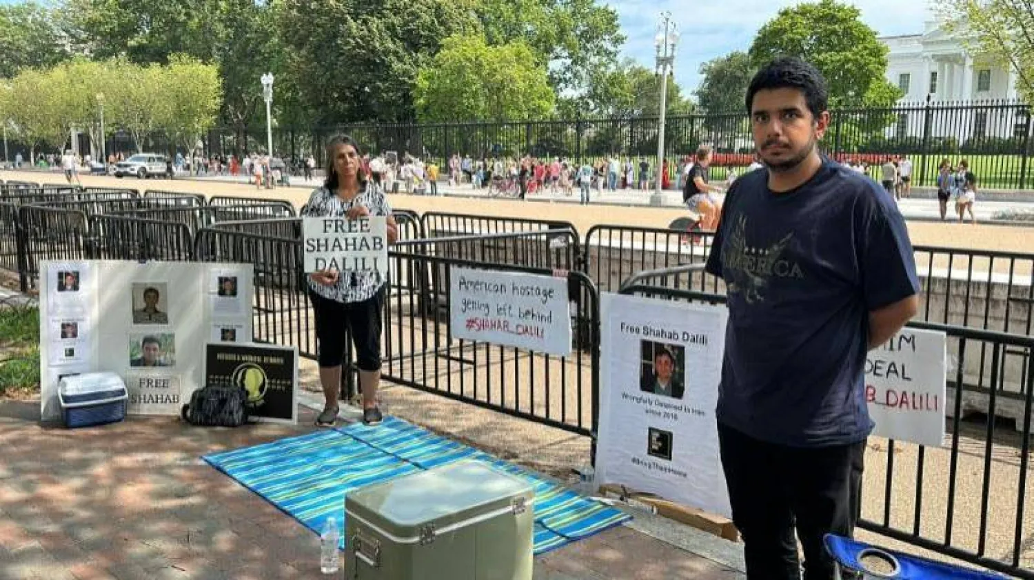 زوجة وابن دليلي خلال وقفة احتجاجية أمام البيت الأبيض (حملة دليلي - إكس)