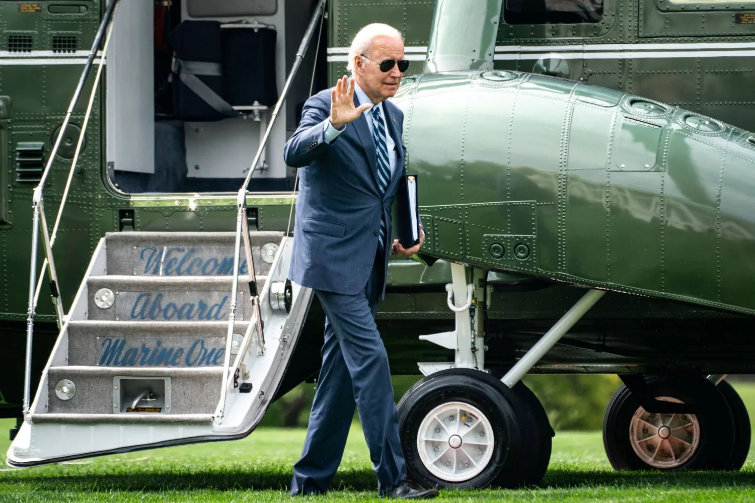 الرئيس بايدن لدى عودته إلى البيت الأبيض من إجازته الأسبوعية (أ.ف.ب)