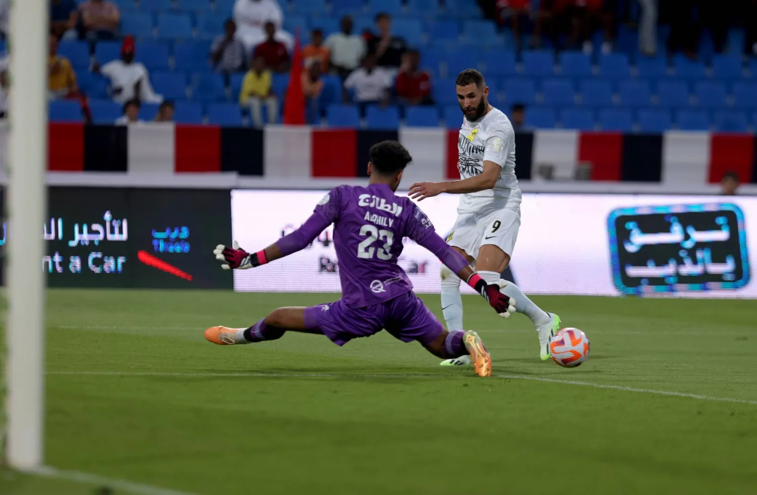 بنزيمة في إحدى الهجمات الاتحادية ضد مرمى الرائد (تصوير: مشعل القدير)