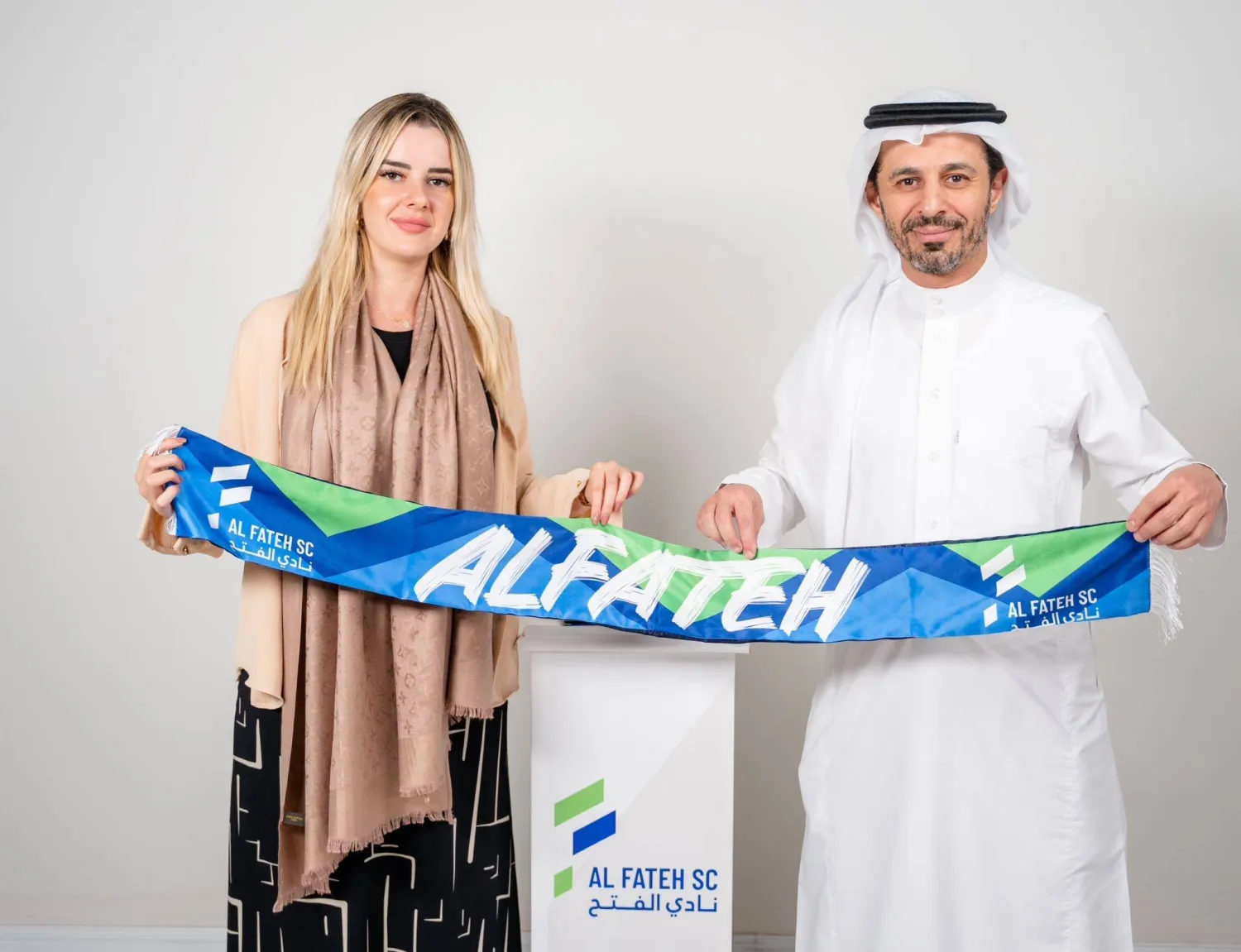 بعد توقيع العقد بين مؤسسة "ترانسفير روم" ونادي الفتح السعودي (الشرق الأوسط)