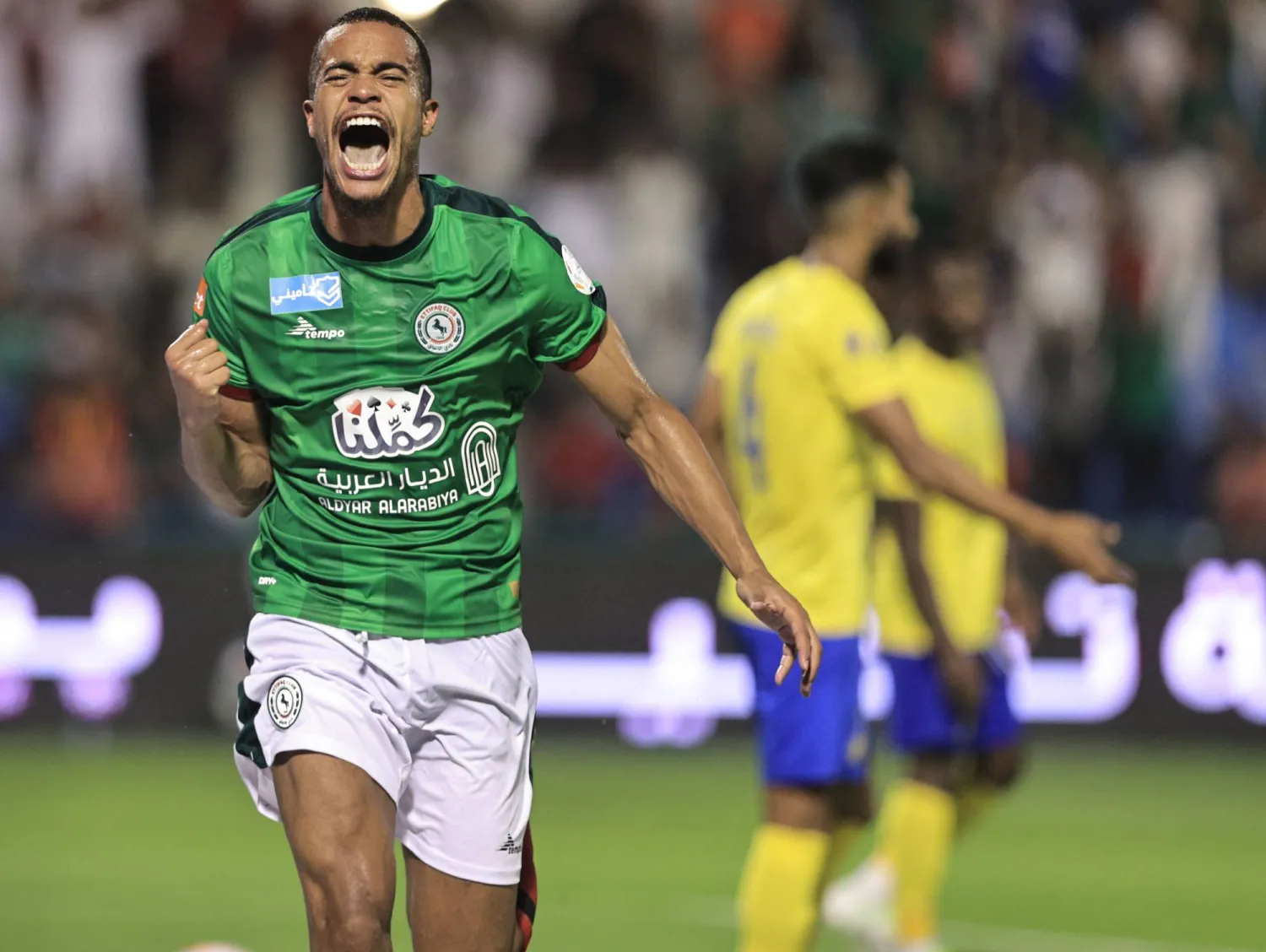 كايسون لاعب الاتفاق محتفلاً بهدفه في مرمى النصر (تصوير: عيسى الدبيسي)