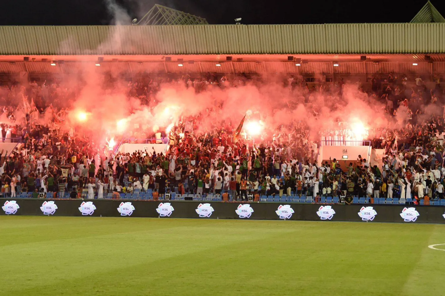 جماهير الاتفاق رفعت عبارات الدعم لجيرارد المدرجات (تصوير: عيسى الدبيسي)