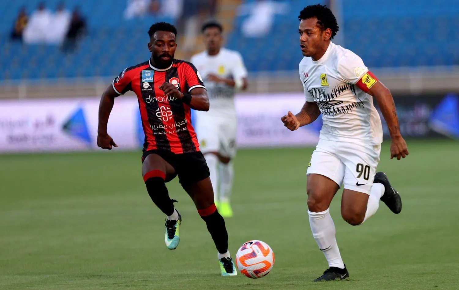 رومارينهو خلال مشاركته في مواجهة فريقه أمام الرائد (تصوير: مشعل القدير)