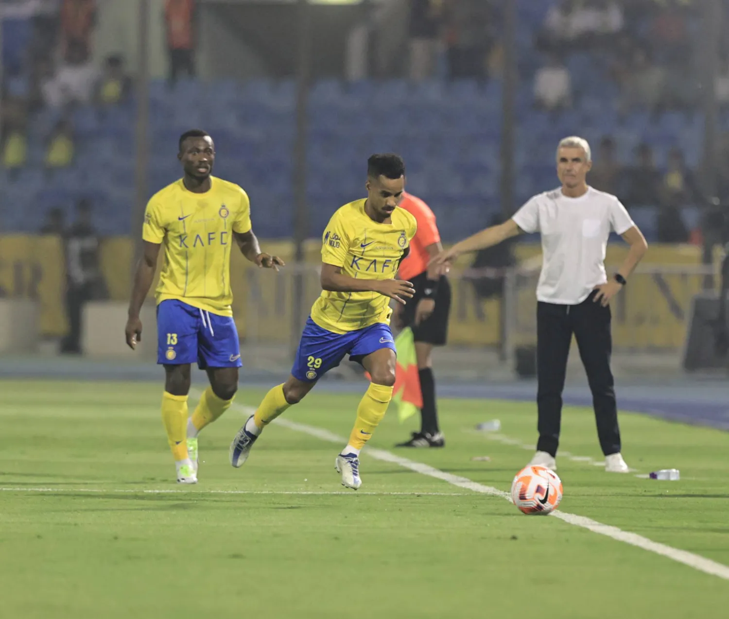 كاسترو يوجه لاعبي النصر خلال مباراة الاتفاق (عيسى الدبيسي)