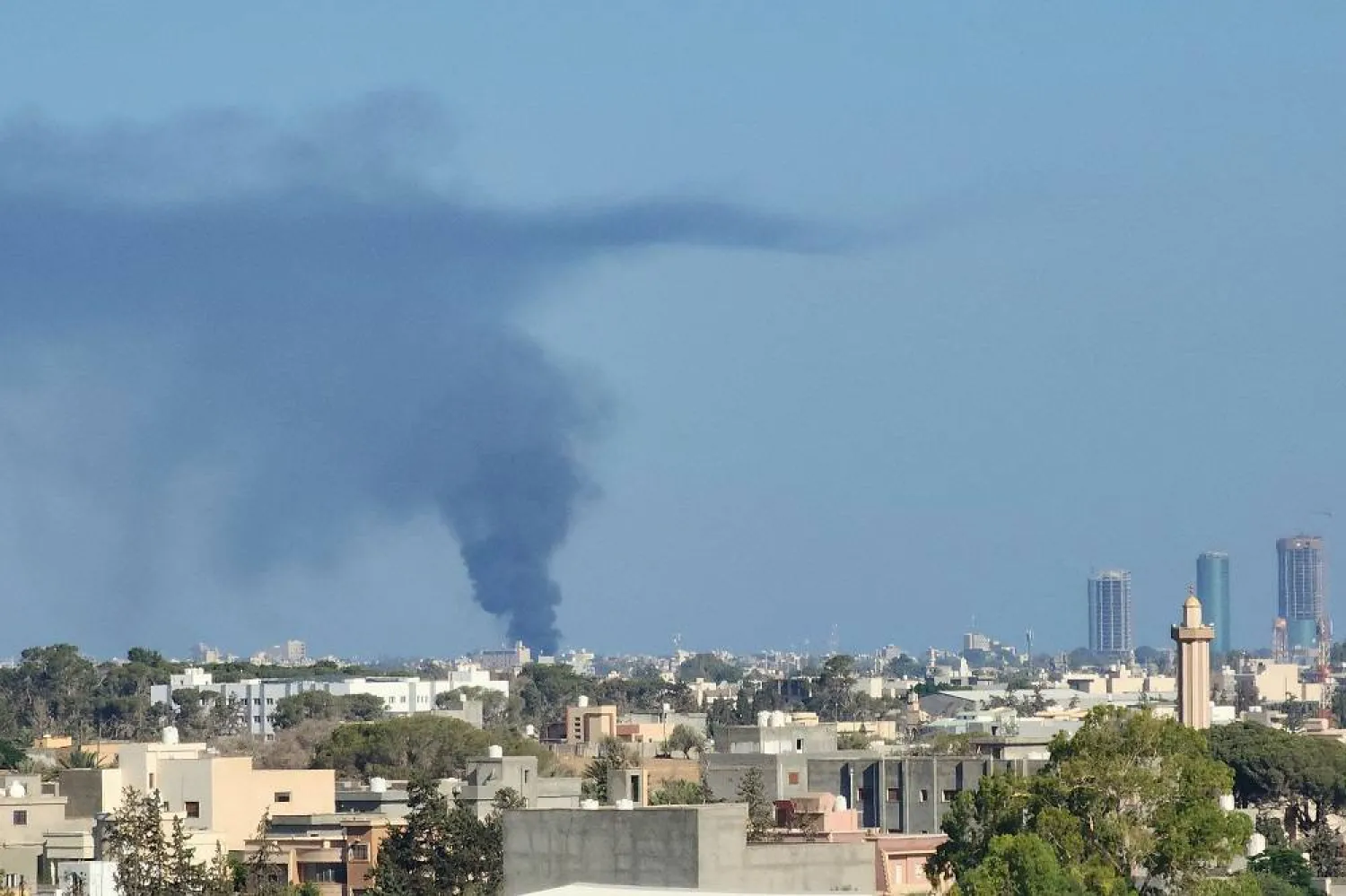  Smoke billows amid clashes between armed groups affiliated with Libya's Tripoli-based Government of National Unity (GNU) on August 15, 2023. (AFP)