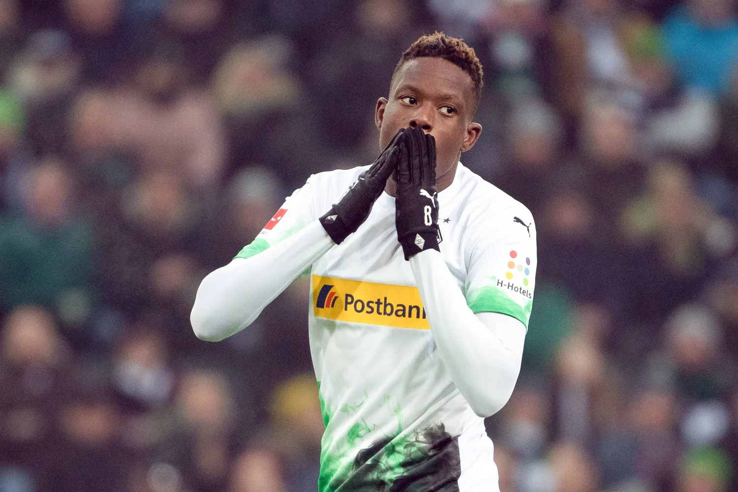 لاعب خط الوسط السويسري دينيس زكريا (د.ب.أ)