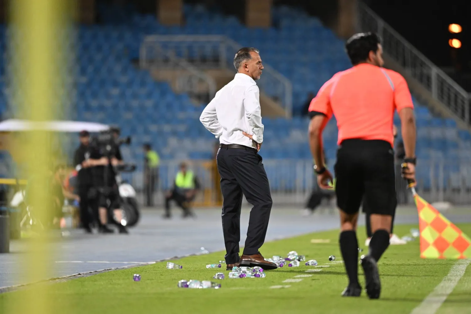 مدرب الأخدود يتابع أداء لاعبيه خلال المواجهة (تصوير: عبد الرحمن السالم)