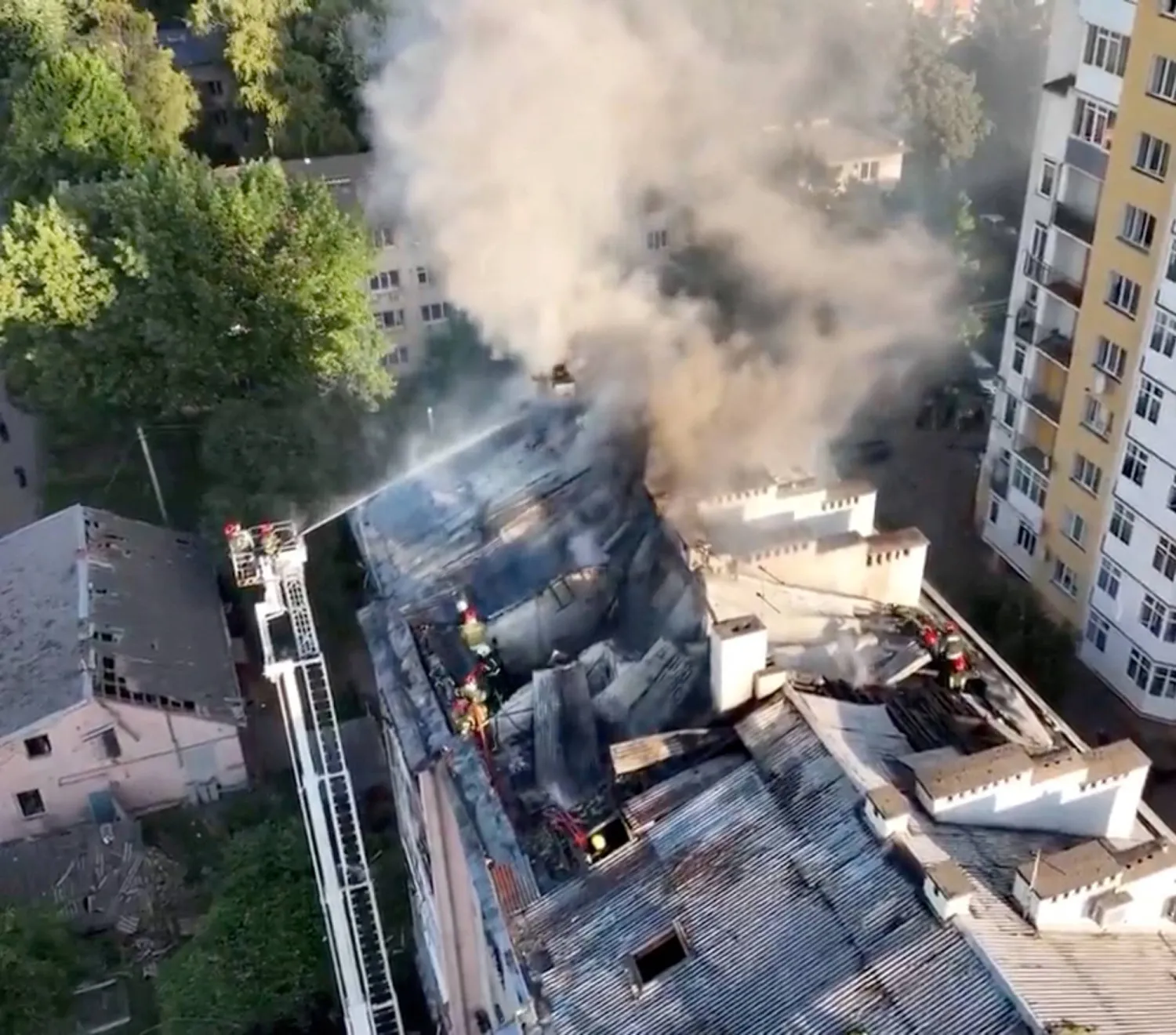 جانب من الدمار الذي سببته غارة روسية في مدينة لفيف الأوكرانية (رويترز)