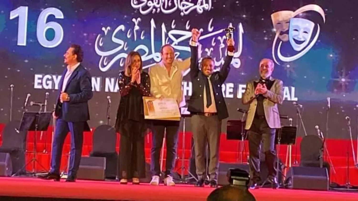 تكريم الفنانين في حفل الختام (صفحة «القومي للمسرح» في «فيسبوك»)