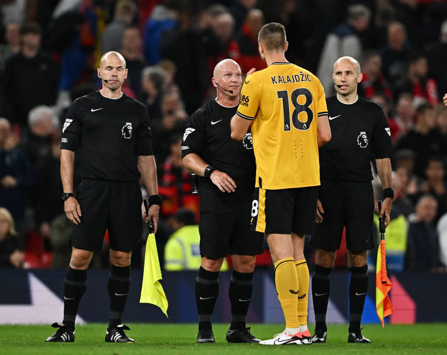 الحكم البريطاني هوبر في نقاش مع لاعب ولفرهامبتون (رويترز)